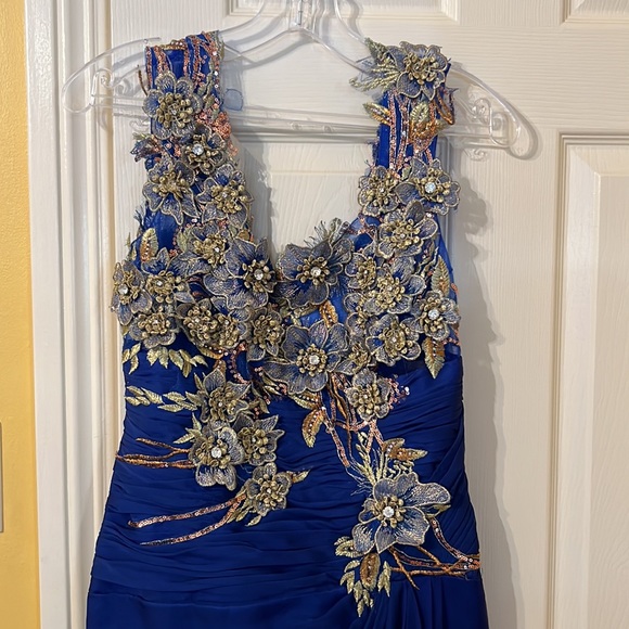 Long dress, light and flowy with flower lace pieces on upper body. - Picture 2 of 4